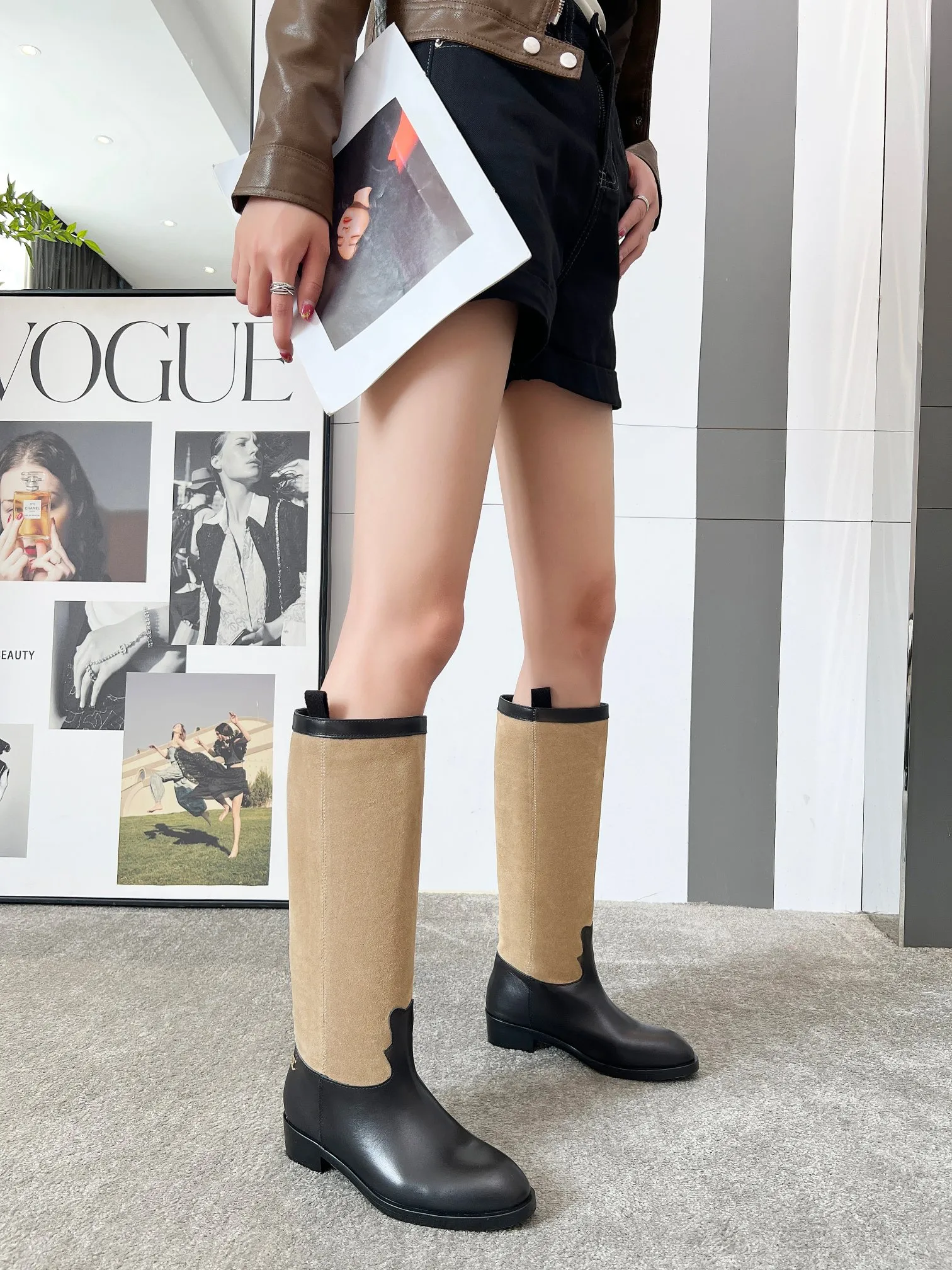 👟👟Ex-factory price 780👟👟 Top quality🔥Chanel Chanel 25 autumn and winter small fragrant suede color-blocked knight mid-high boots! Retro style boots Western cowboy boots! Unique western boot design with smooth curves and irregular edges like free lines in the wilderness! With a casual and free flavor. Let every step be uninhibited and refined! Whether it is paired with smart suit pants to create a cool urban style, or matched with an elegant dress to create a strong and soft aesthetic. Or pair it with jeans to create an authentic western style! The upper is made of first-layer cowhide stitched with suede. The lining is made of water-dyed cowhide. Code number: 35-40 (41 is custom-made and cannot be returned or exchanged). Comes with original bag.